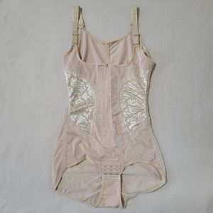 ✨️3/$9✨️ (NWOT) Apricot Zip Front Shapewear Bodysuit with Hook Closure
